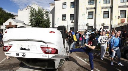 Радикалы бушуют: нападение на российское представительство