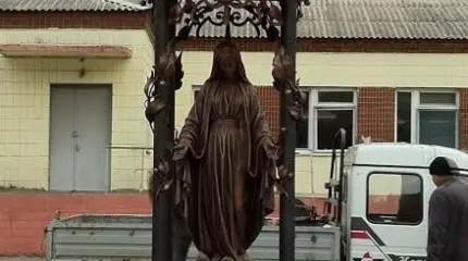 Декоммунизаторы повредили статую Божьей Матери Декоммунизаторы повредили статую Божьей Матери