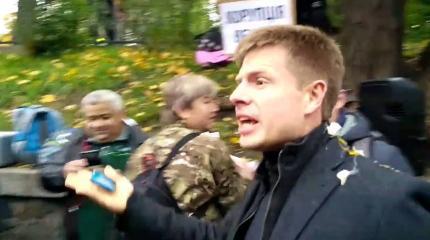 Украинский депутат Гончаренко развешал по Киеву плакаты с унижением Москвы Украинский депутат Гончаренко развешал по Киеву плакаты с унижением Москвы