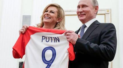 Президент Хорватии воспользовалась фото с Путиным на встрече с избирателями Президент Хорватии воспользовалась фото с Путиным на встрече с избирателями