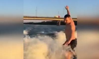 Падавший с велосипеда Кличко свалился с вэйксерфа в Днепр Падавший с велосипеда Кличко свалился с вэйксерфа в Днепр