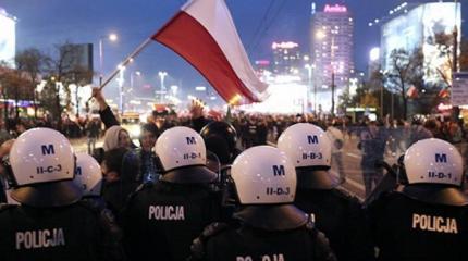 Жители Варшавы требуют от Украины пять млрд долларов Жители Варшавы требуют от Украины пять млрд долларов