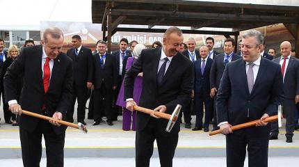 Изоляция Армении и России: пиар проекта Баку-Тбилиси-Карс не беспокоит