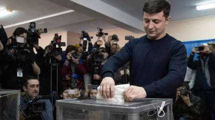 Зеленский де-факто президент! Зеленский де-факто президент!