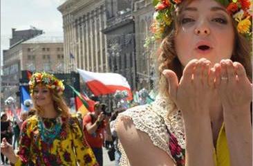 Спокойствие, только спокойствие: украинцы пакуют чемоданы в Европу Спокойствие, только спокойствие: украинцы пакуют чемоданы в Европу