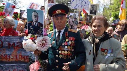 «Бессмертный полк» в Одессе против националистов с портретами фашистов «Бессмертный полк» в Одессе против националистов с портретами фашистов