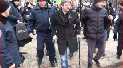 В День Победы повязывал гвардейскую ленту на нарах В День Победы повязывал гвардейскую ленту на нарах