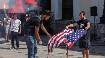 «Золотая молодежь» США участвует в погромах под лозунги коммунистов «Золотая молодежь» США участвует в погромах под лозунги коммунистов