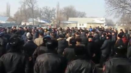 Местные против турок: в Казахстане межэтнические столкновения из-за убийства ребенка Местные против турок: в Казахстане межэтнические столкновения из-за убийства ребенка