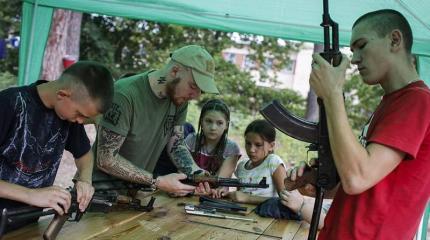 Дети с оружием на базе батальона "Азов"