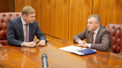 «Золотые парашюты» чиновников Хакасии: Коновалов тратит деньги на окружение «Золотые парашюты» чиновников Хакасии: Коновалов тратит деньги на окружение