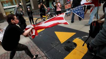 Народ США становится жертвой безумия своей элиты