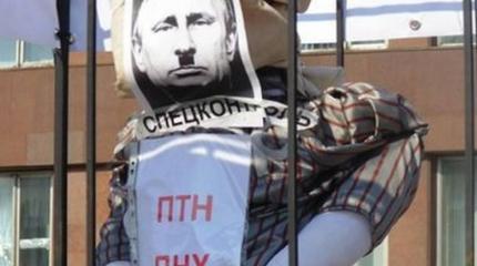 В Запорожье расстреляли чучело Путина в клетке В Запорожье расстреляли чучело Путина в клетке