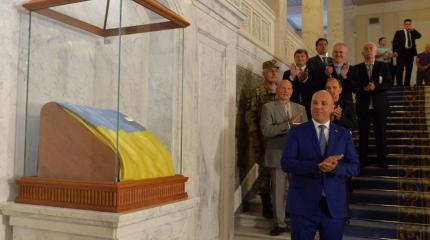 Соцсети взорвались из-за переноса флага Украины за 1,3 млн грн Соцсети взорвались из-за переноса флага Украины за 1,3 млн грн