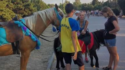 Смелый парень, одевший украинскую футболку в Крыму, вызвал бурную реакцию Смелый парень, одевший украинскую футболку в Крыму, вызвал бурную реакцию