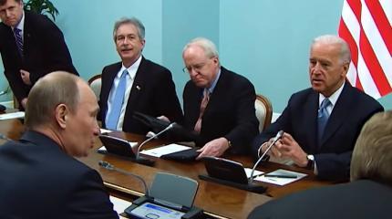 Американский эксперт считает, что Байден делает Путину подарки Американский эксперт считает, что Байден делает Путину подарки
