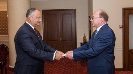 Додон обсудил создание парламентского большинства с послами России и США Додон обсудил создание парламентского большинства с послами России и США