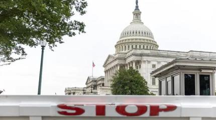 В США — паралич власти. Правительство отправлено в неоплачиваемый отпуск