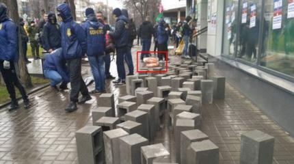 Нацистов "Азова" заподозрили в том, что они - агенты Кремля Нацистов "Азова" заподозрили в том, что они - агенты Кремля