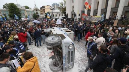 Националисты под Верховной радой перевернули и сожгли полицейский "уазик" Националисты под Верховной радой перевернули и сожгли полицейский "уазик"
