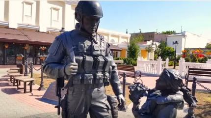 Украинец в Крыму очень удивился, увидев памятник «Вежливым людям» Украинец в Крыму очень удивился, увидев памятник «Вежливым людям»