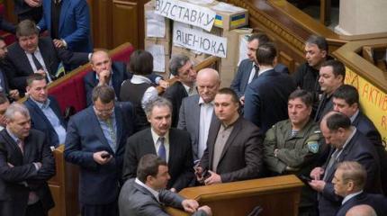 Ляшко и радикалы заблокировали трибуну Рады: Янукович, мы тебя достанем