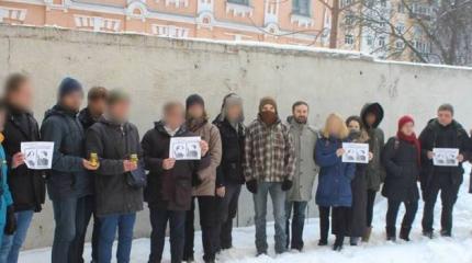 В Киеве неонацисты сорвали акцию памяти убитых в России антифашистов В Киеве неонацисты сорвали акцию памяти убитых в России антифашистов