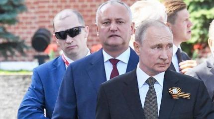 Дресс-код для охраны: Что за очки выдали телохранителям Путина Дресс-код для охраны: Что за очки выдали телохранителям Путина
