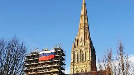 «Это кот Скрипаля»: Кто повесил флаг России на собор в Солсбери? «Это кот Скрипаля»: Кто повесил флаг России на собор в Солсбери?