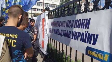 Националисты обещают Зеленскому бороться за декоммунизацию и люстрацию Националисты обещают Зеленскому бороться за декоммунизацию и люстрацию