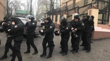 Под домом Саакашвили беспорядки: соратники политика дерутся с полицией Под домом Саакашвили беспорядки: соратники политика дерутся с полицией