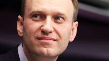 Навального отключили от ИВЛ, он может вставать
