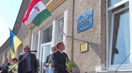Киев испугался, что вслед за Донбассом Украина может потерять Закарпатье Киев испугался, что вслед за Донбассом Украина может потерять Закарпатье