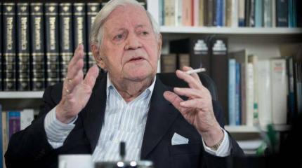 Гельмут Шмидт: Кончаем комедию, возвращаем Россию в «Большую восьмерку» Гельмут Шмидт: Кончаем комедию, возвращаем Россию в «Большую восьмерку»