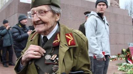 Латвия уравняла ветеранов войны и эсэсовцев Латвия уравняла ветеранов войны и эсэсовцев