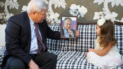 Владимир Путин подарил пятилетней девочке свое фото и флаг России Владимир Путин подарил пятилетней девочке свое фото и флаг России