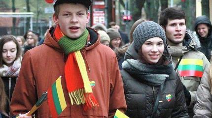 «Нищая Европа нас достала, хотим жить в нормальной стране – России!» «Нищая Европа нас достала, хотим жить в нормальной стране – России!»