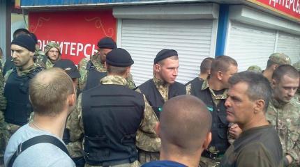 Мясорубка в Днепропетровске: нацисты и полицейские набросились на горожан Мясорубка в Днепропетровске: нацисты и полицейские набросились на горожан