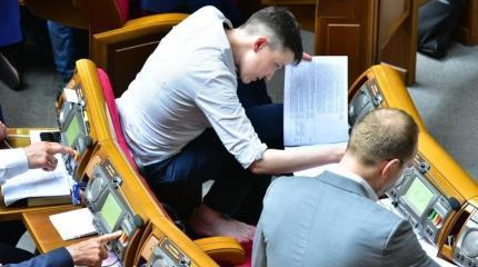 Босая Надя в зале Верховной Рады пугает коллег запахом ног Босая Надя в зале Верховной Рады пугает коллег запахом ног