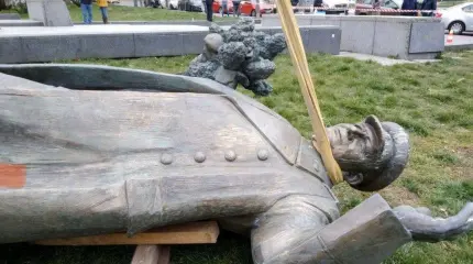 В Праге снесли памятник маршалу Коневу В Праге снесли памятник маршалу Коневу