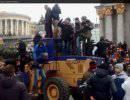 На Украине при попустительстве властей постепенно формируется двоевластие