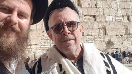 Макаревич рассказал, кому надо ползать на коленях Макаревич рассказал, кому надо ползать на коленях