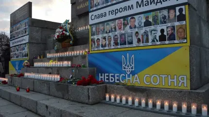 В центре Киева мужчина помочился на портреты погибших боевиков Майдана В центре Киева мужчина помочился на портреты погибших боевиков Майдана