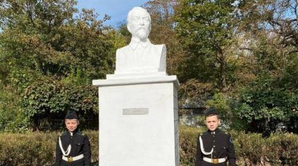 РПЦ продолжает войну с историей: священника оскорбил бюст Дзержинского РПЦ продолжает войну с историей: священника оскорбил бюст Дзержинского