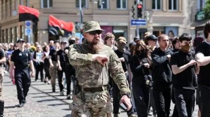 Странная денацификация: Во Львове безнаказанно маршируют под свастиками