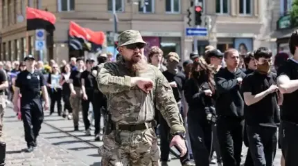 Странная денацификация: Во Львове безнаказанно маршируют под свастиками