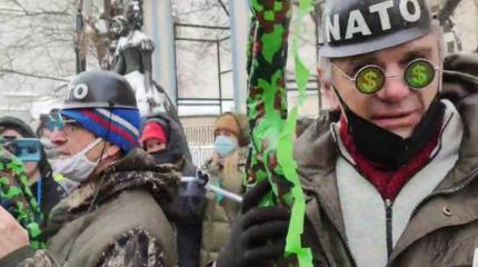 Провокаторы в касках «НАТО» появились на оппозиционной акции в Москве Провокаторы в касках «НАТО» появились на оппозиционной акции в Москве