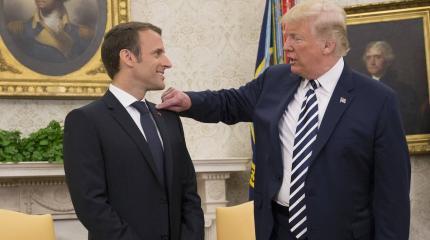Трамп тронул Макрона Трамп тронул Макрона