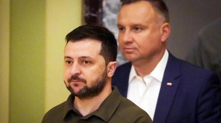 Польша готовится придушить Украину в объятьях Польша готовится придушить Украину в объятьях