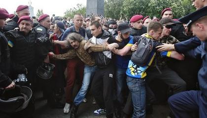Историк вывел связь между пионерами ЛГБТ на Украине и "нациками" Историк вывел связь между пионерами ЛГБТ на Украине и "нациками"